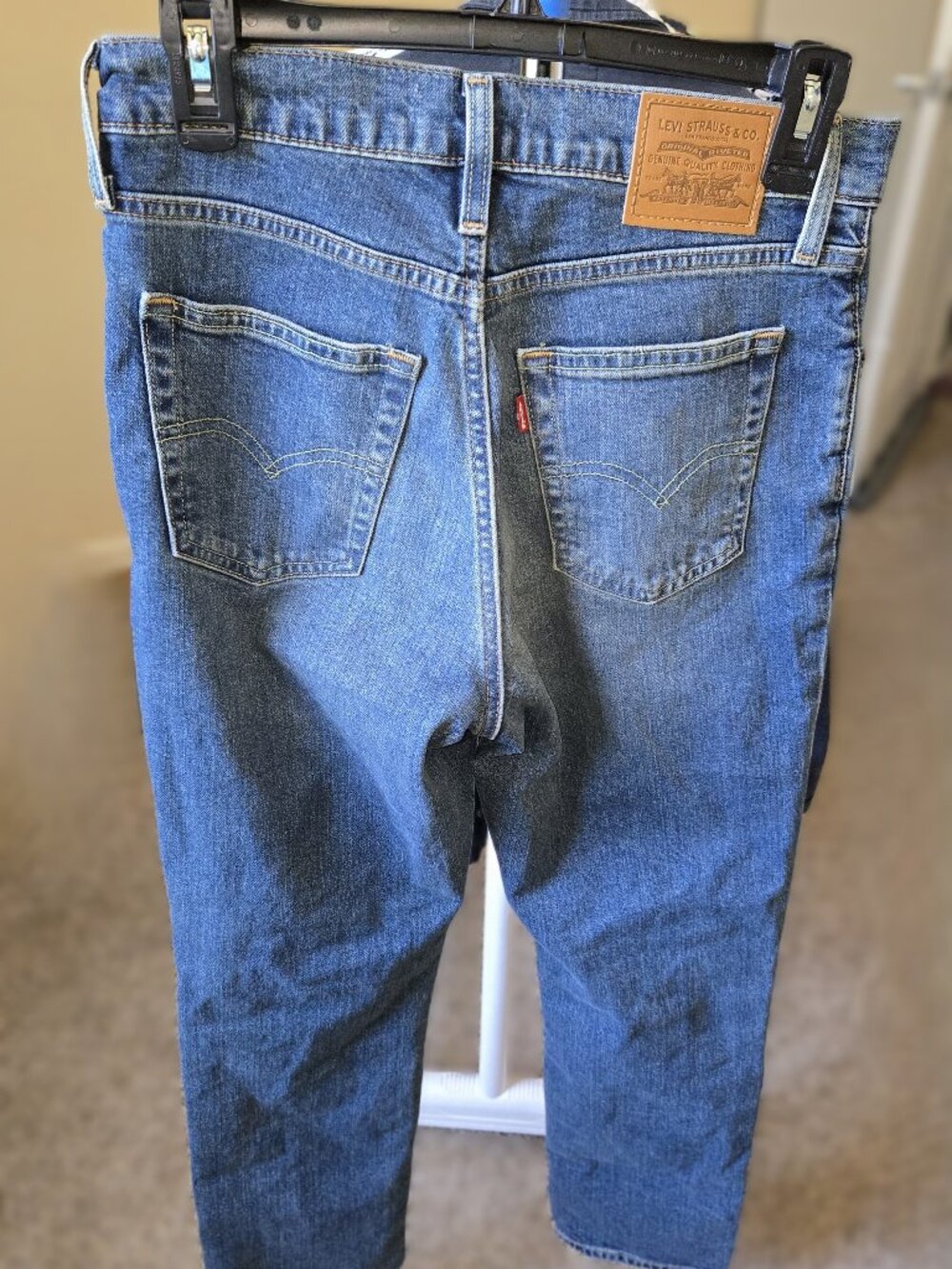 Leviβs Premium 724 High Rise Straight Jeans - Size 28 Medium Wash Blue